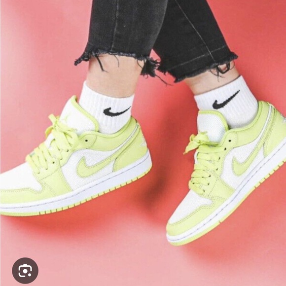 Nike Air Jordan 1 - Picture 2 of 10